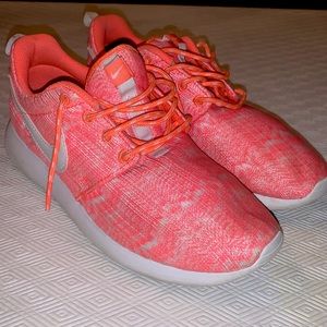 NIKE Rosche Youth 5.5 (Women’s 7-7.5) Sneaker